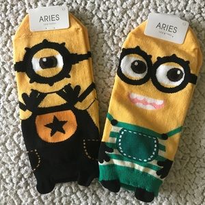 🏅 3 for $15 NWT 2 pair minion socks